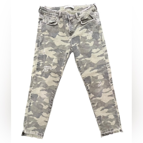 Zara Z1975 Denim Camo Distressed Cropped Leg Jeans in Size 8 - Picture 3 of 10